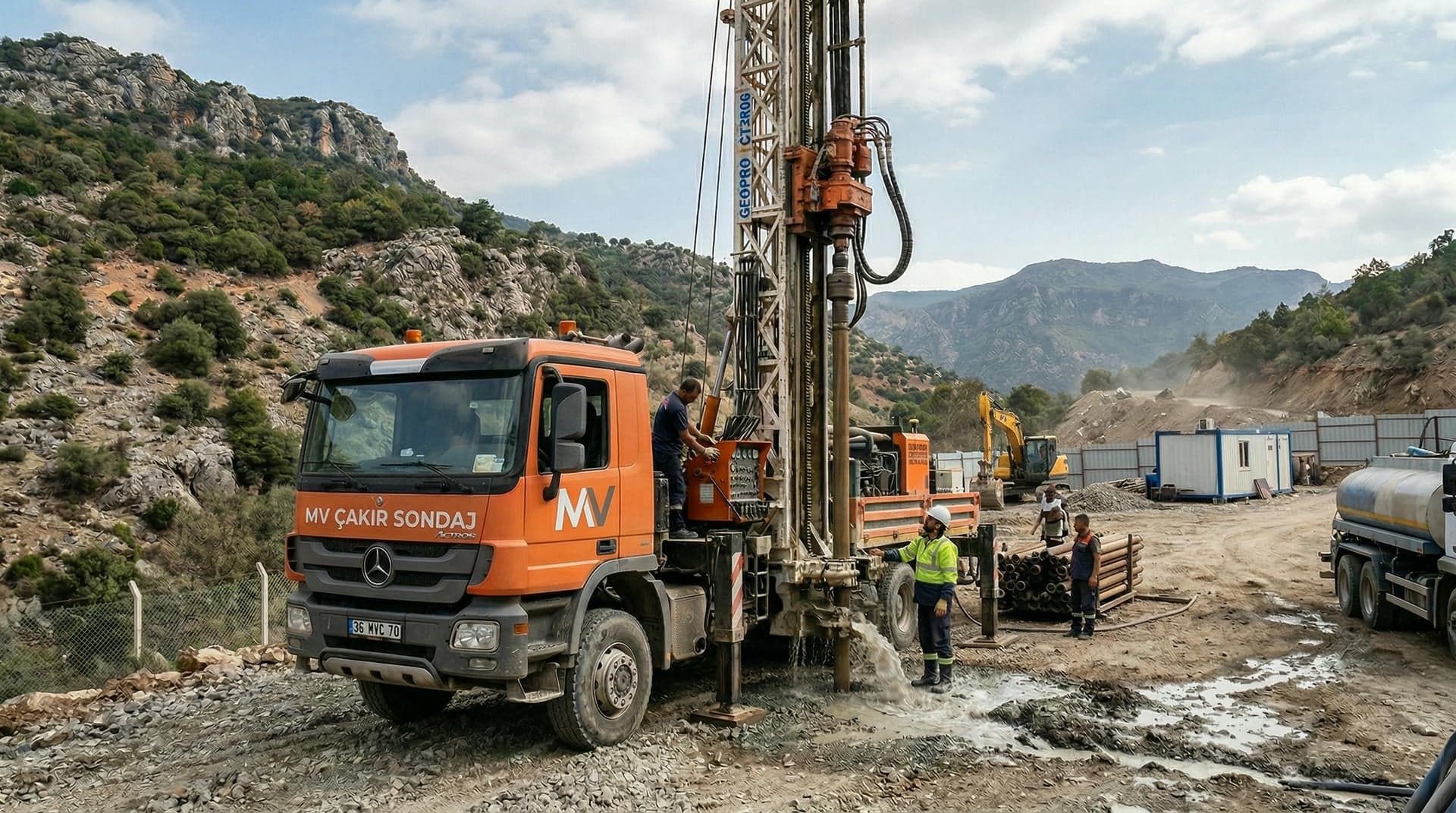 MV Çakır Sondaj sahada — markalı sondaj kamyonu
